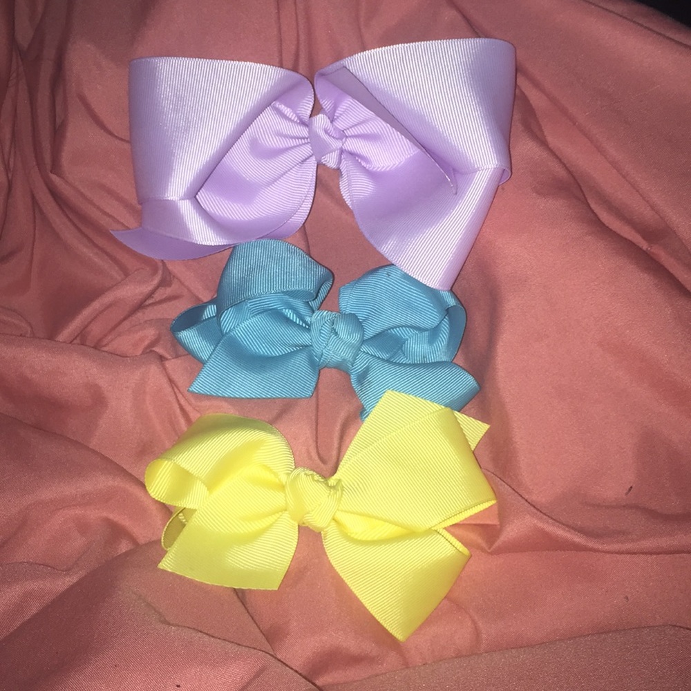 1 big bow and 2 medium bows